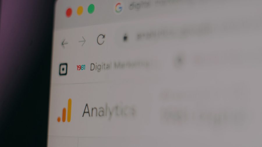 Interface Google Analytics affichée en gros plan sur un écran